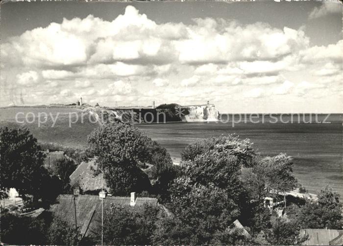Insel Ruegen Steilkueste mit Leuchtturm