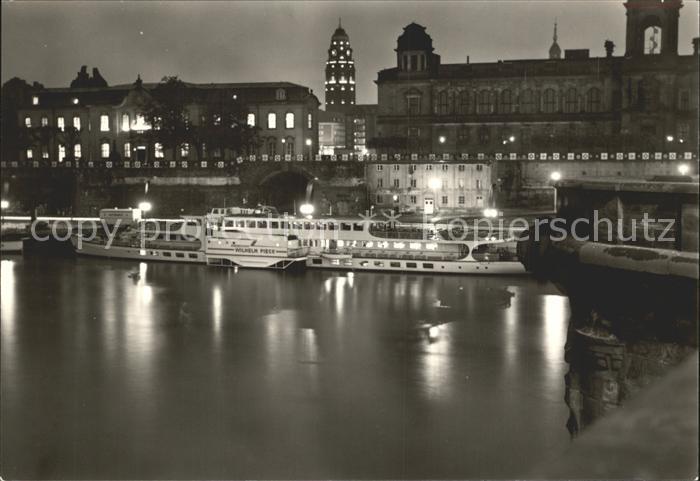 DRESDEN Elbe Elbepartie mti Schiffsanlegestelle bei Nacht