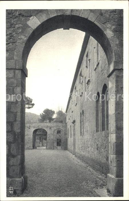 Fontfroide Abbaye Cour d_honneur et portique d'entree