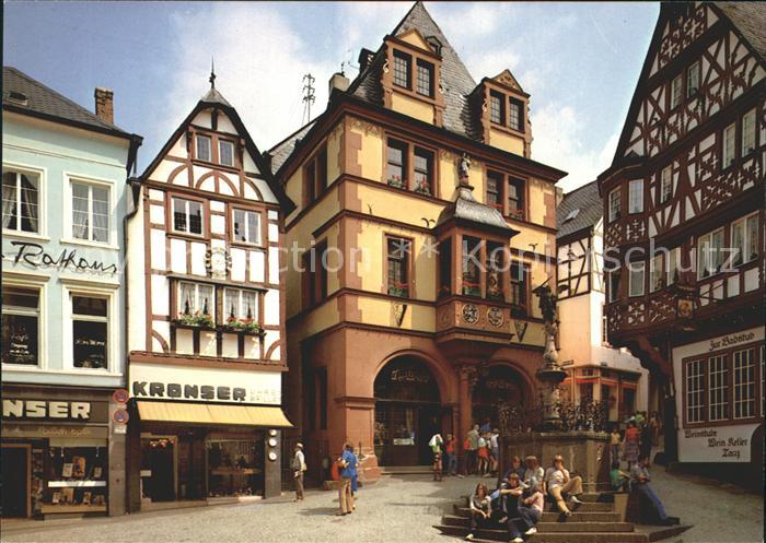 BERNKASTEL-KUES Berncastel Rheinland-Pfalz Markt mit Rathaus