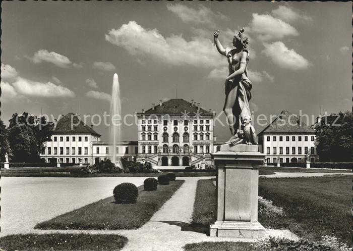 Muenchen Bayern Schloss Nymphenburg Fontaene Statue