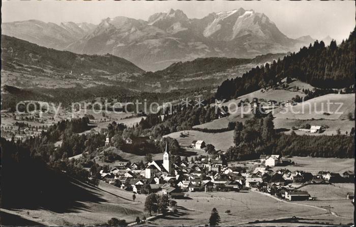 Oberstaufen Oberallgaeu Bayern Panorama mit Saentis und Altmann