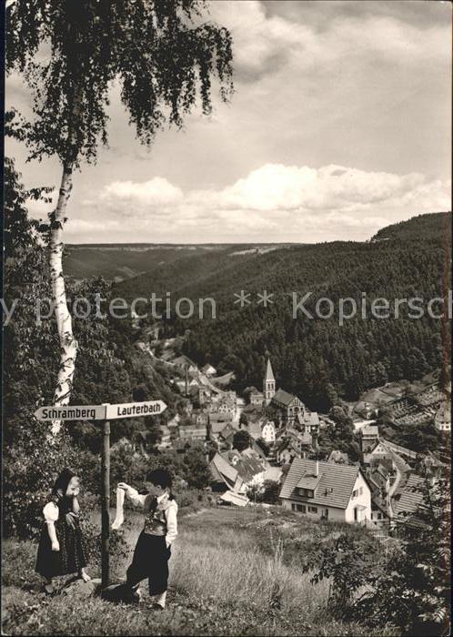 Lauterbach Schwarzwald Ortsansicht Trachtenkinder am Wegweiser