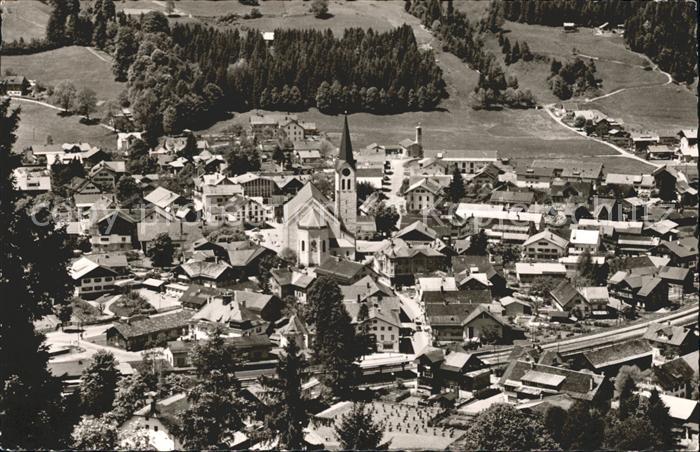 Oberstaufen Oberallgaeu Bayern Ortsansicht mit Kirche Schroth und Luftkurort
