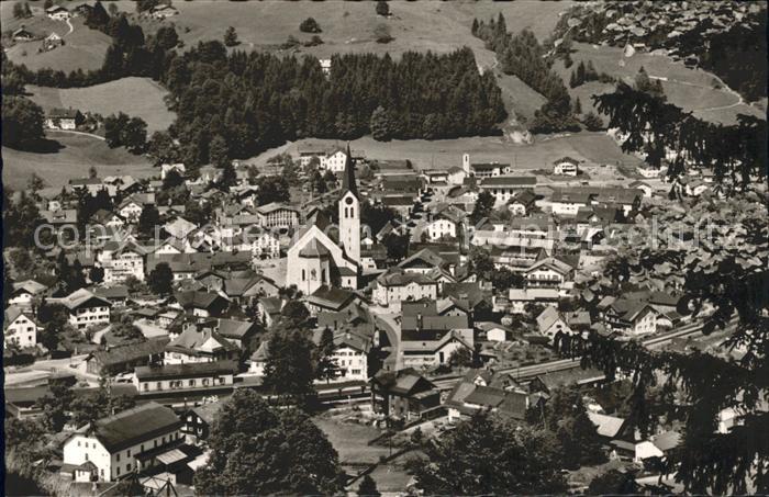 Oberstaufen Oberallgaeu Bayern Ortsansicht mit Kirche Schroth und Luftkurort