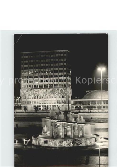 BERLIN  CITY Haus des Lehrers mit Brunnen vom Alexanderplatz bei Nacht