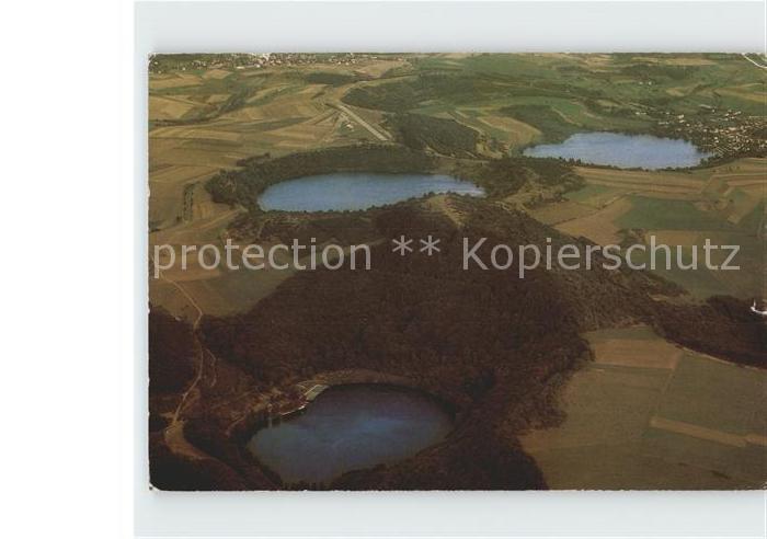 Gemuend Eifel Gemuendener Weinfelder und Schalkenmehrener Maar Fliegeraufnahme