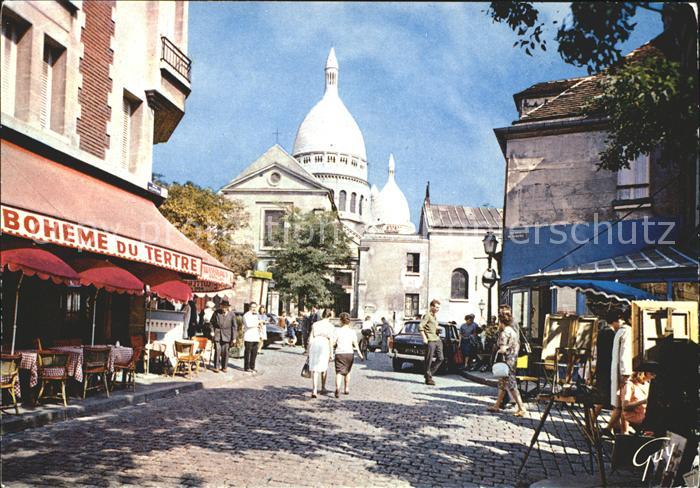 Paris Montmartre La place du Tertre Au fon le dome du Sacre Coeur