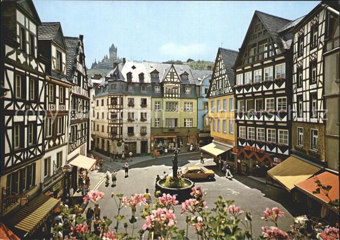 Cochem Mosel Marktplatz mit St Martinsbrunnen und Burg Cochem