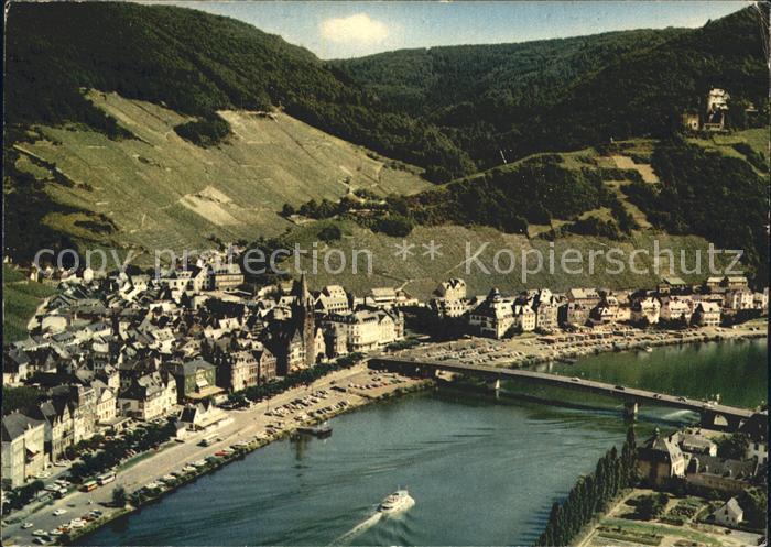 BERNKASTEL-KUES Berncastel Rheinland-Pfalz Moselpartie Fliegeraufnahme
