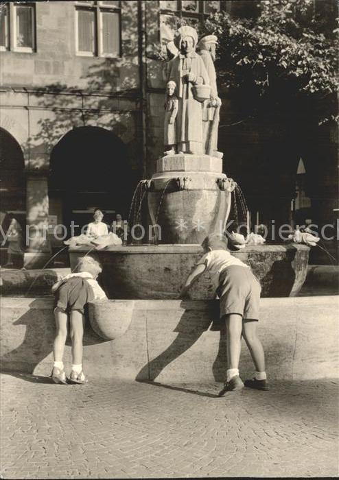Muenster Westfalen Kinder am Lambertusbrunnen