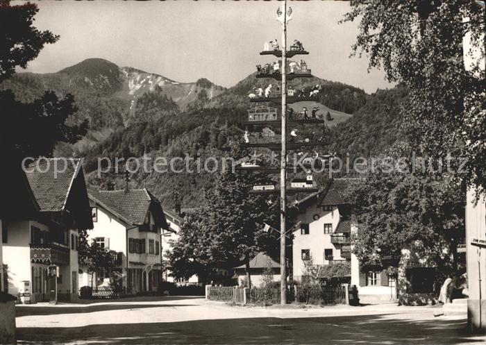 Grassau Chiemgau Dorfstrasse mit Maibaum
