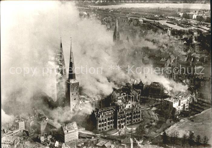 LueBECK  CITY Fliegeraufnahme Dom bei Luftangriff 1942