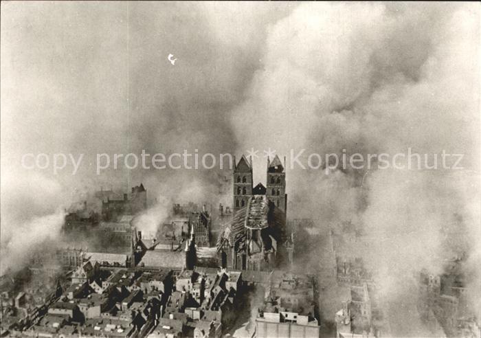 LueBECK  CITY Marienkirche bei Luftangriff 1942