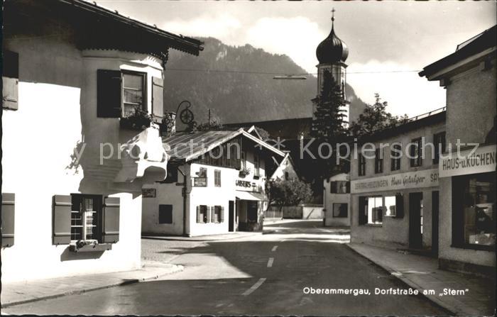 OBERAMMERGAU Bayern Dorfstrasse am Stern mit Kirche