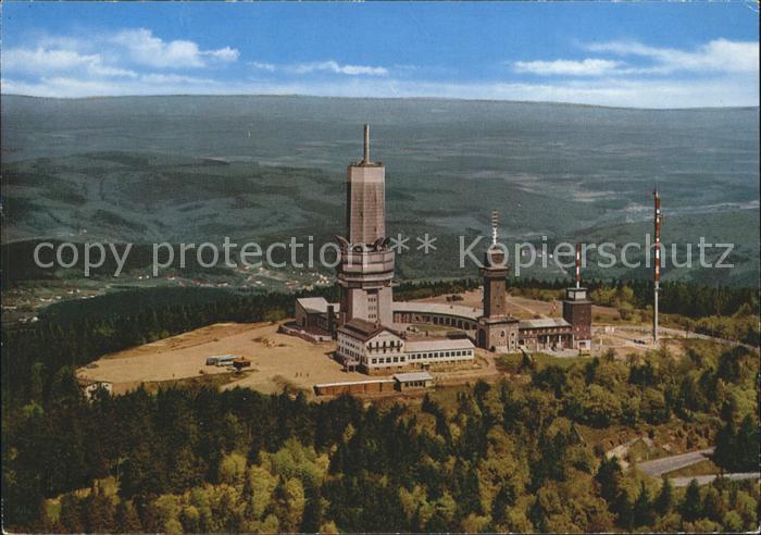 Grosser Feldberg Taunus mit Fernseh UKW und Fernmeldeturm Fliegeraufnahme