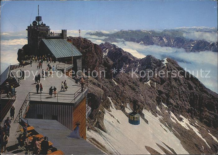 Zugspitzbahn Gipfelstation Aussichtsterrasse Zugspitze mit Kreuz