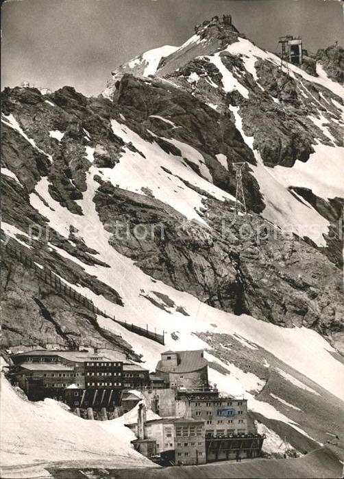 Zugspitzbahn mit Hotel Schneefernerhaus Gipfelstation und Muenchner Haus