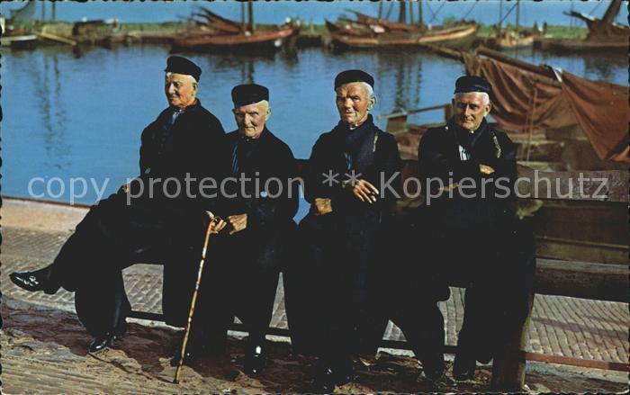 Volendam Gruppenbild Maenner Hafen