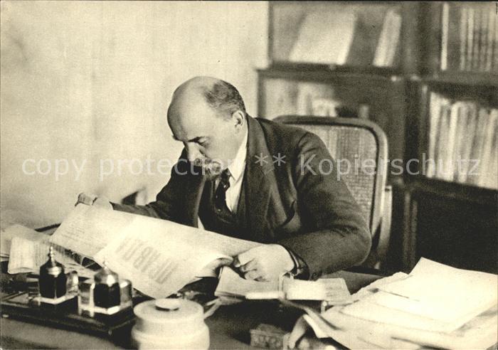 Politiker V. I. Lenin i His Kremlin Study 1918