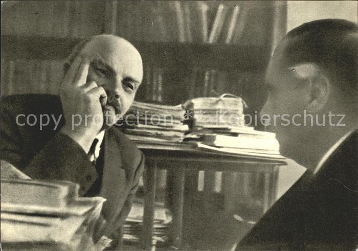 Politiker Lenin talking to the English Writer G. G. Wells Kremlin Study 1920