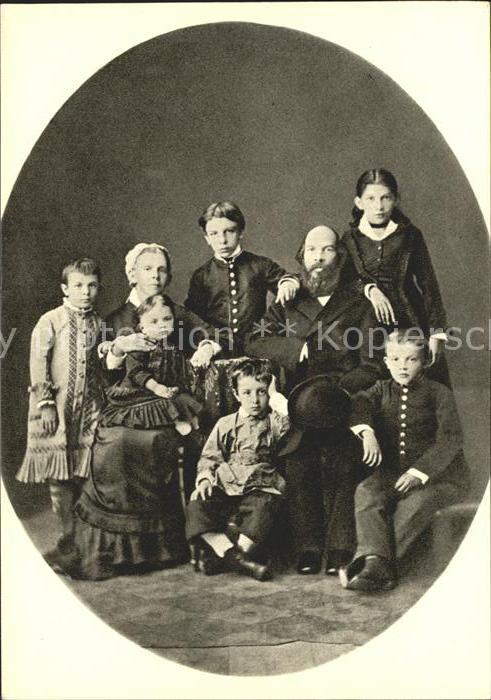 Politik Lenin as a pupil with his family 1879