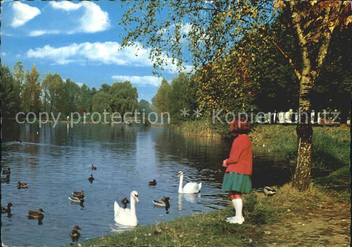 Giessen Lahn Kind am Schwanenteich