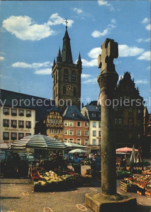 Trier Hauptmarkt mit Marktkreuz und St. Gangolf-Kirche