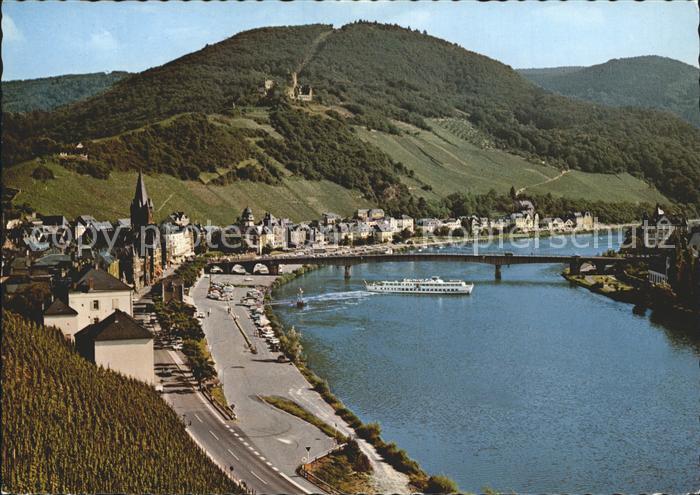 Bernkastel-Kues Moselpartie mit Burgruine Landshut