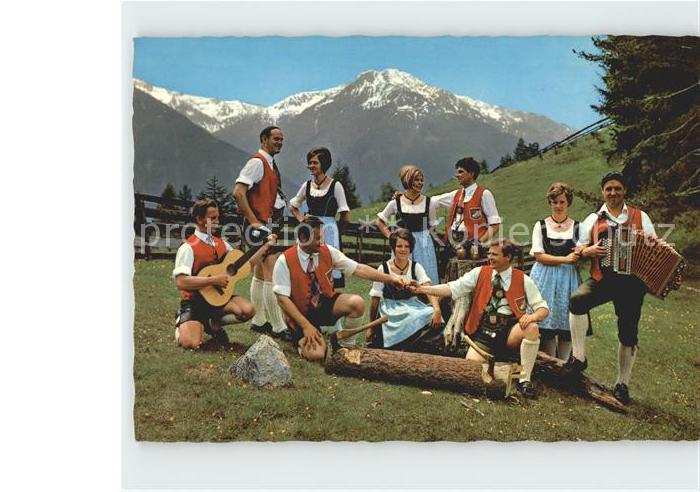 Pfaffenhofen Tirol Trachtengruppe Hoertenbergler Harmonika Gitarre