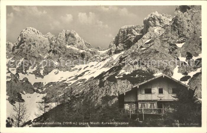Mittenwald Karwendel Tirol Mittenwalderhuette mit Karwendelspitze