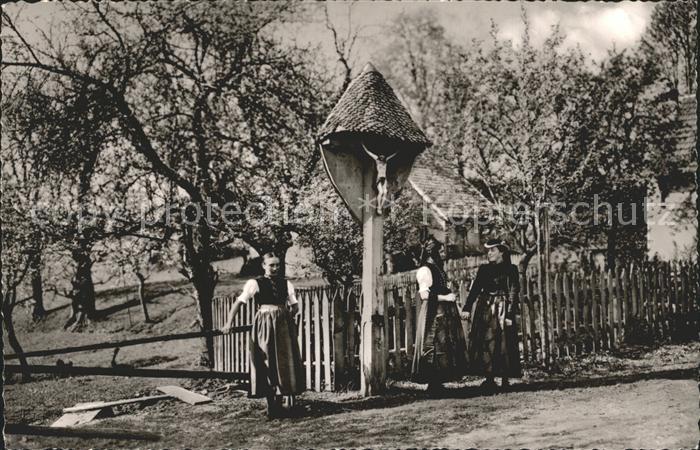 St Peter Schwarzwald Baeuerinnen Trachten suedlicher Hochschwarzwald Wegekreuz