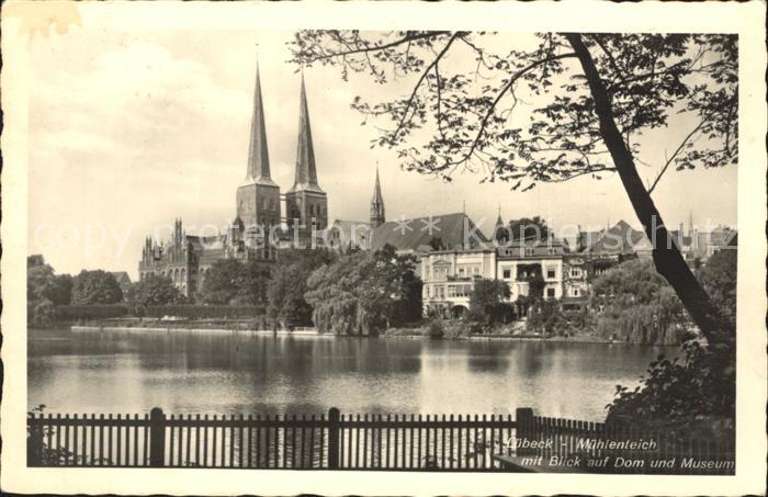 Luebeck Muehlenteich mit Blick auf Dom und Museum