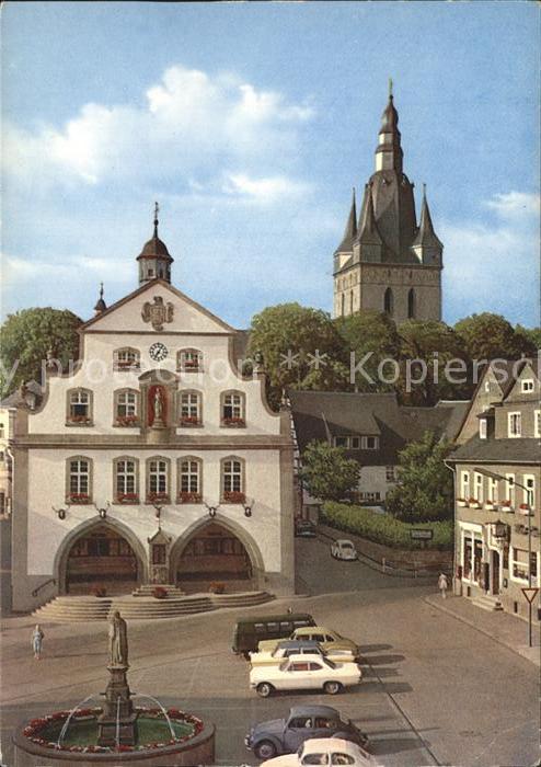 Brilon Hochsauerlandkreis NRW Marktplatz Brunnen Rathaus Propsteikirche