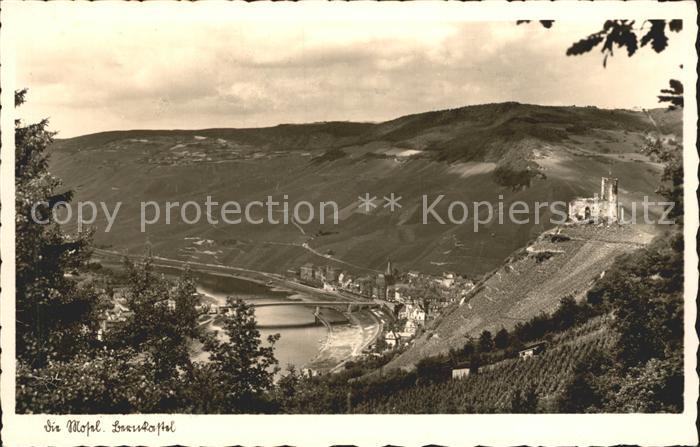 BERNKASTEL-KUES Berncastel Rheinland-Pfalz Burg mit Moseltal