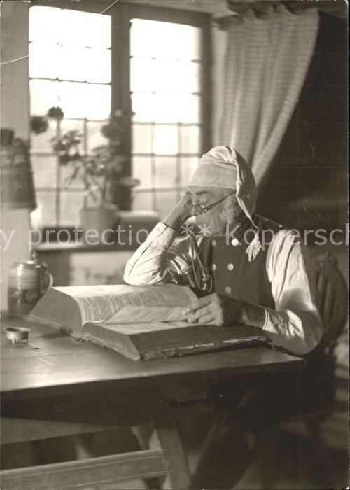 Feuchtwangen Heimatmuseum alter Mann vor grossem Buch
