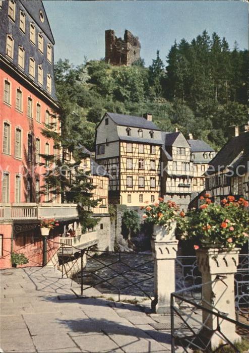 Monschau Montjoie NRW Rotes Haus mit Ruine Haller Altstadt