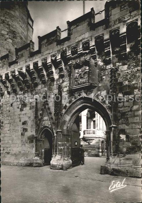 La Rochelle Charente-Maritime Hotel de Ville Porte du mur d enceinte et les Arme