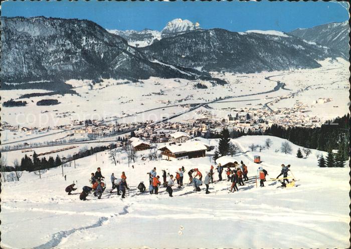 St Johann Tirol Bergbahn Wintersportzentrum Skifahrer Alpenpanorama