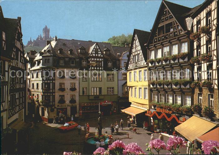 Cochem Mosel Marktplatz mit St Martinsbrunnen und Reichsburg