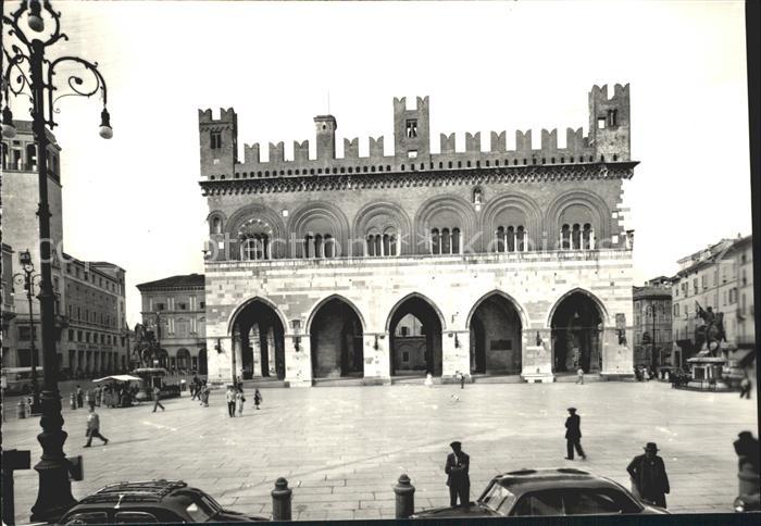 Piacenza Piazza dei Cavalli e palazzo Gotico