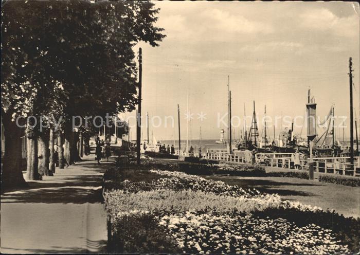 Warnemuende Ostseebad Uferpromenade am Hafen