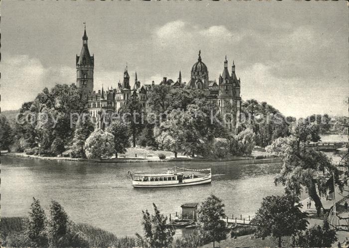 Schwerin Mecklenburg Blick zum Schloss See Ausflugsboot