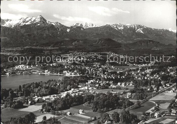 Velden Woerthersee Panorama Kurort mit Mittagskogel und Triglav Karawanken Flieg