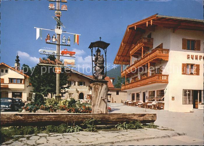 Ruhpolding Bayern Dorfplatz Maibaum Marienbrunnen