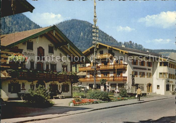 Ruhpolding Bayern Dorfplatz Marienbrunnen Maibaum