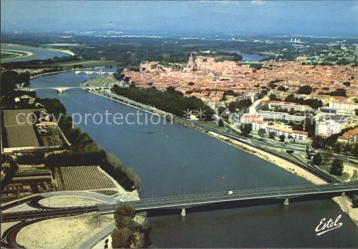 Avignon Vaucluse Vue aerienne Les ponts sur le Rhone Notre Dame des Doms et le p
