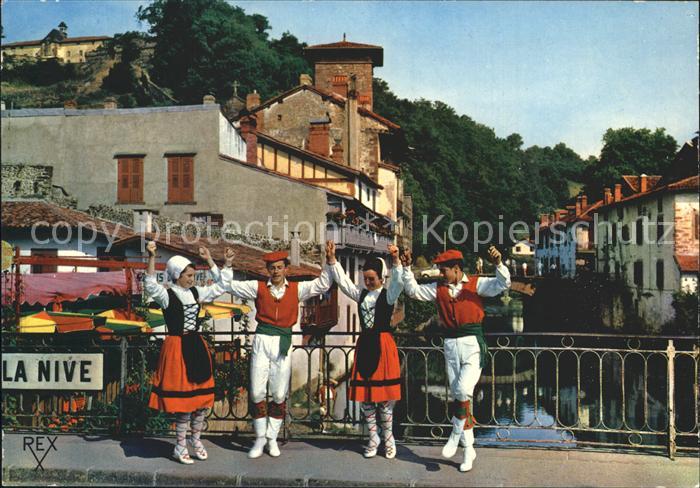 Saint-Jean-Pied-de-Port Danseurs Basques executant le Fandango