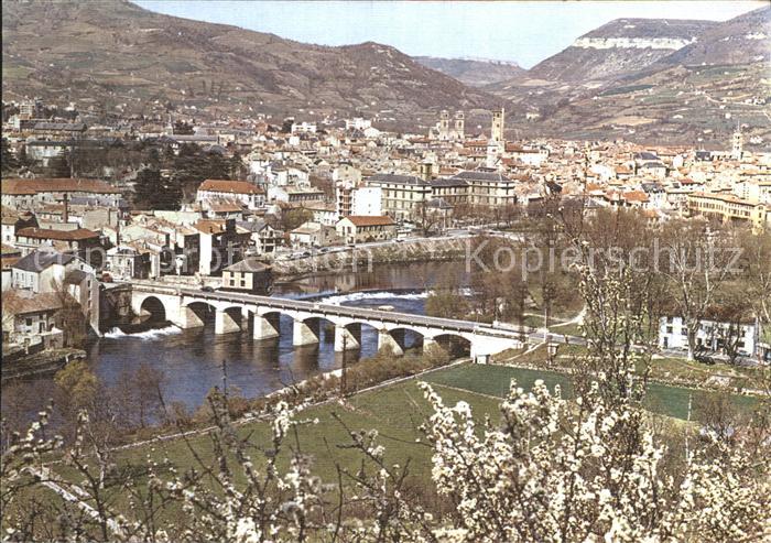 Millau Aveyron Vue generale au premier plan le pont Lerouge sur le Tarn