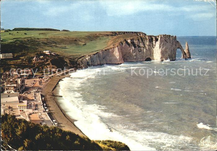Etretat La falaise la porte d Aval et l'Aiguille par tempete